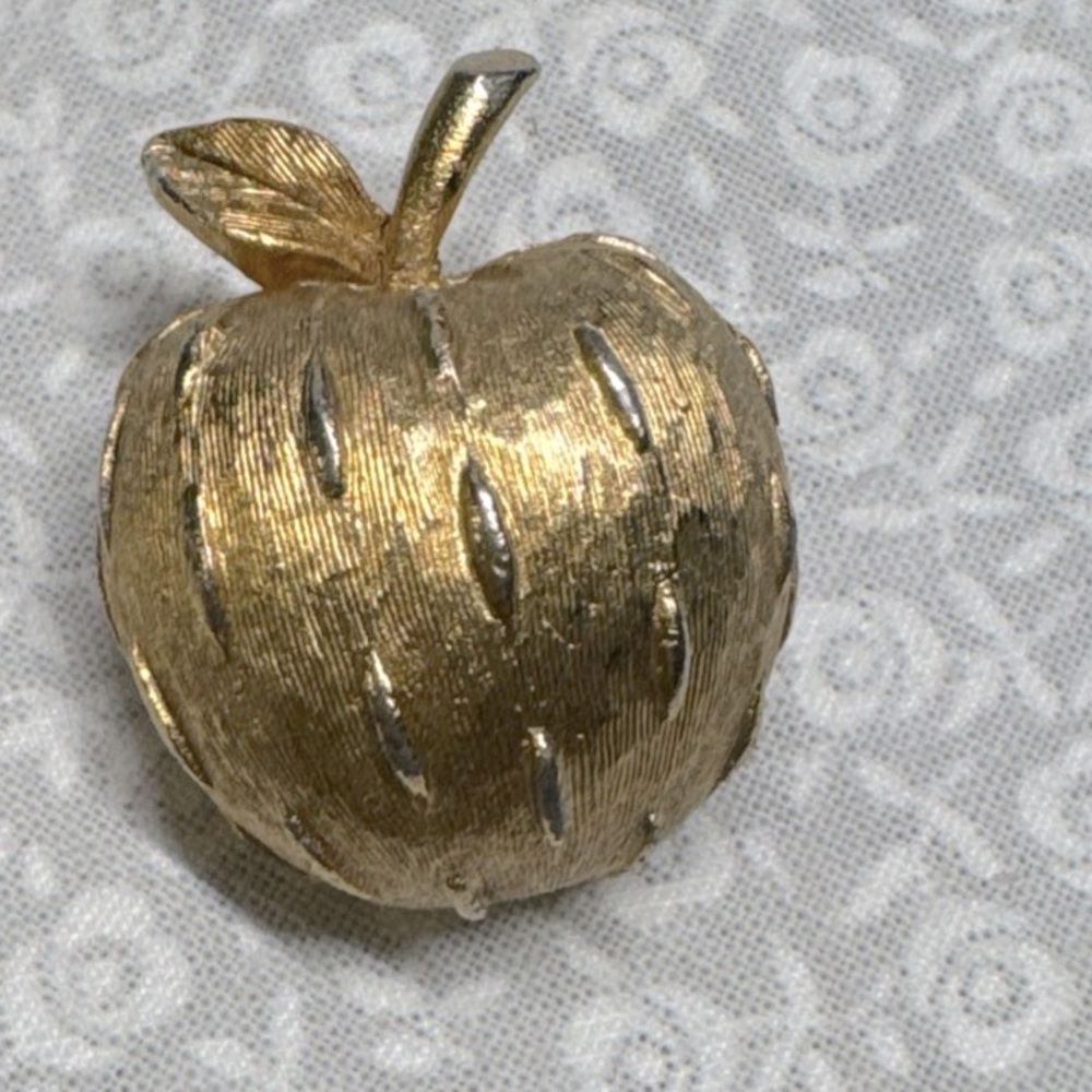 Napier Apple BROOCH PIN Vintage Gold Tone 1 in
